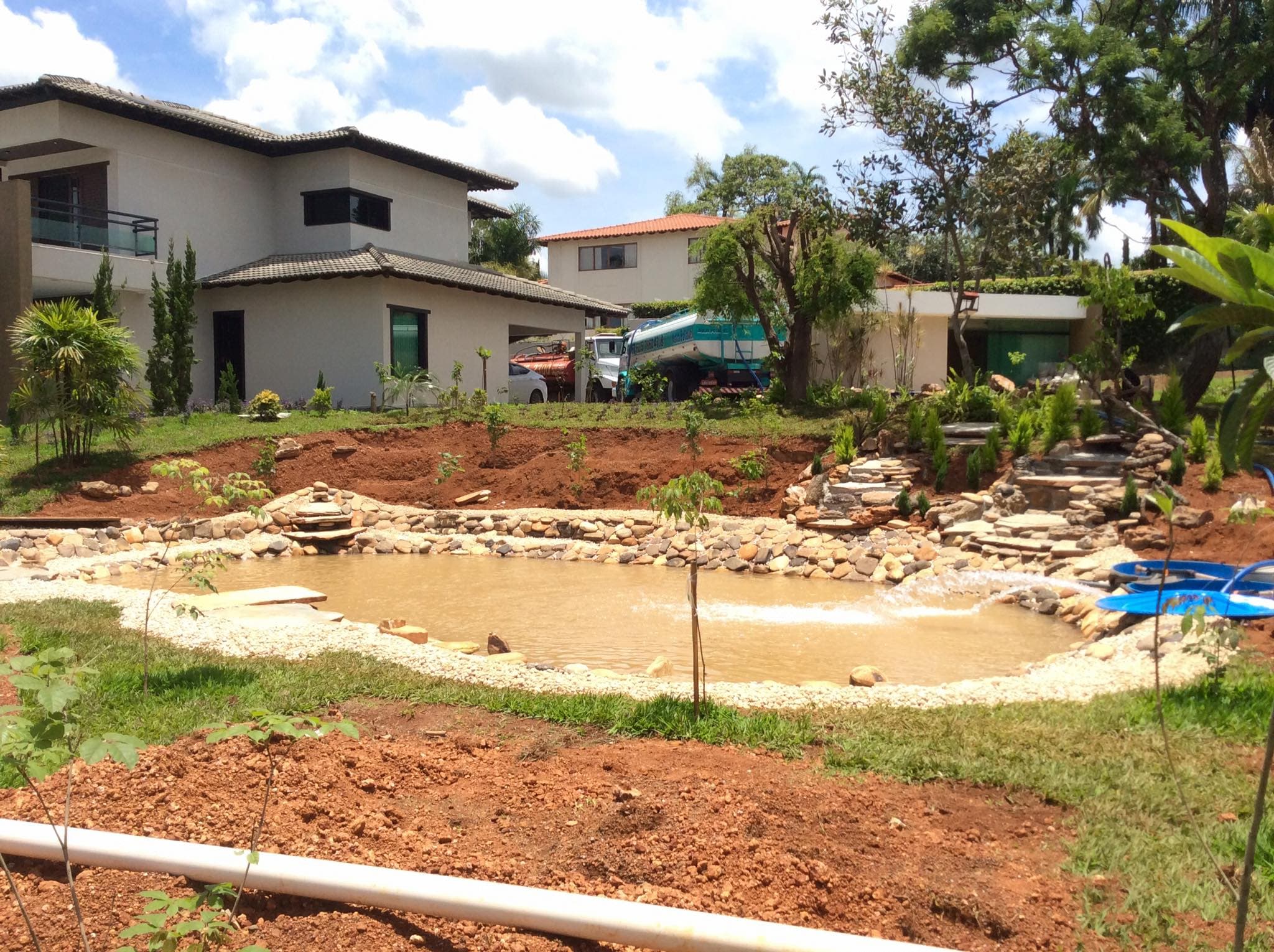 Irrigação de áreas verdes com caminhão pipa no DF